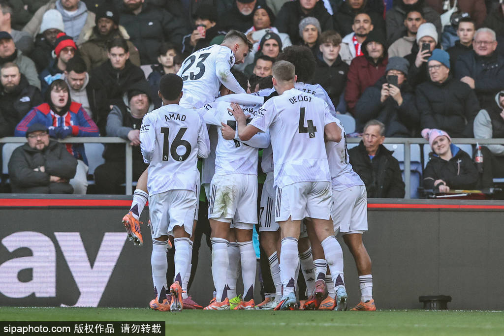 40岁补篮绝杀！詹姆斯一战刻下三道历史年轮 湖人悬崖边被他单手拽回